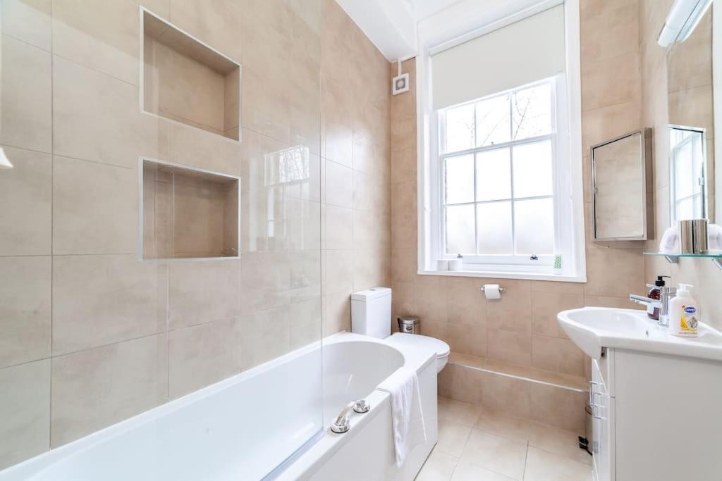 Spacious & Central 3-Bed Flat By Popular Waterloo! London Eksteriør bilde
